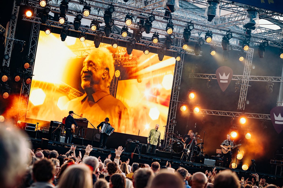 Tom Jones tweet media