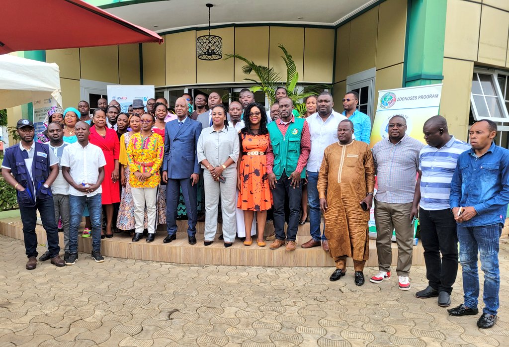 BloggersCM's tweet photo. L'ABC est fière d'avoir participé à l'atelier de formation des agents de collecte du système multisectoriel de monitoring et de reporting des rumeurs et événements de santé publique au Cameroun, aux côtés d'autres acteurs clés, à Ebolowa.
#ABC #Blogueurs237 #Atelier  #Ebolowa https://t.co/jLEEta0Llu