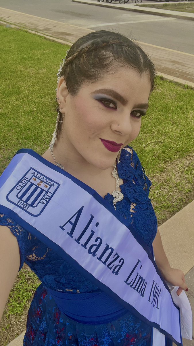olenka_marinera's tweet photo. POR LOS COLORES 😍💙🤍💜
#AlianzaLima #intimos #123añosdeGloria #grones @AlianzaLimaBlog @ClubALoficial #Lambayeque #MarineraNorteña https://t.co/qKBtJNYT41