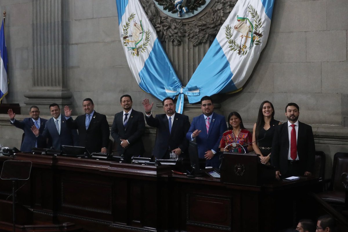 #Urgente en este momento el Presidente del <a href="/CongresoGuate/">Congreso Guatemala</a> <a href="/Nery_RamosR/">Nery Ramos</a> y <a href="/karinapazGt/">Karina Paz</a> detienen más de 25 minutos la votación con la intención los diputados les gritan #CORRUPTOS Y #TIEMPO 

Copiando las tácticas que criticaron. #EnVivo #XLegislatura