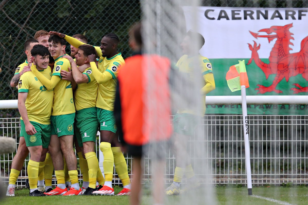 CymruLeagues's tweet photo. What a moment for Morgan Owen! ⚡

@CaernarfonTown | #UECL https://t.co/Xyev8NXnXy