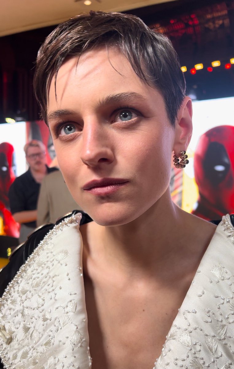 FilmUpdates's tweet photo. Emma Corrin photographed by us at the ‘DEADPOOL &amp; WOLVERINE’ screening. https://t.co/uzGKq74SJS