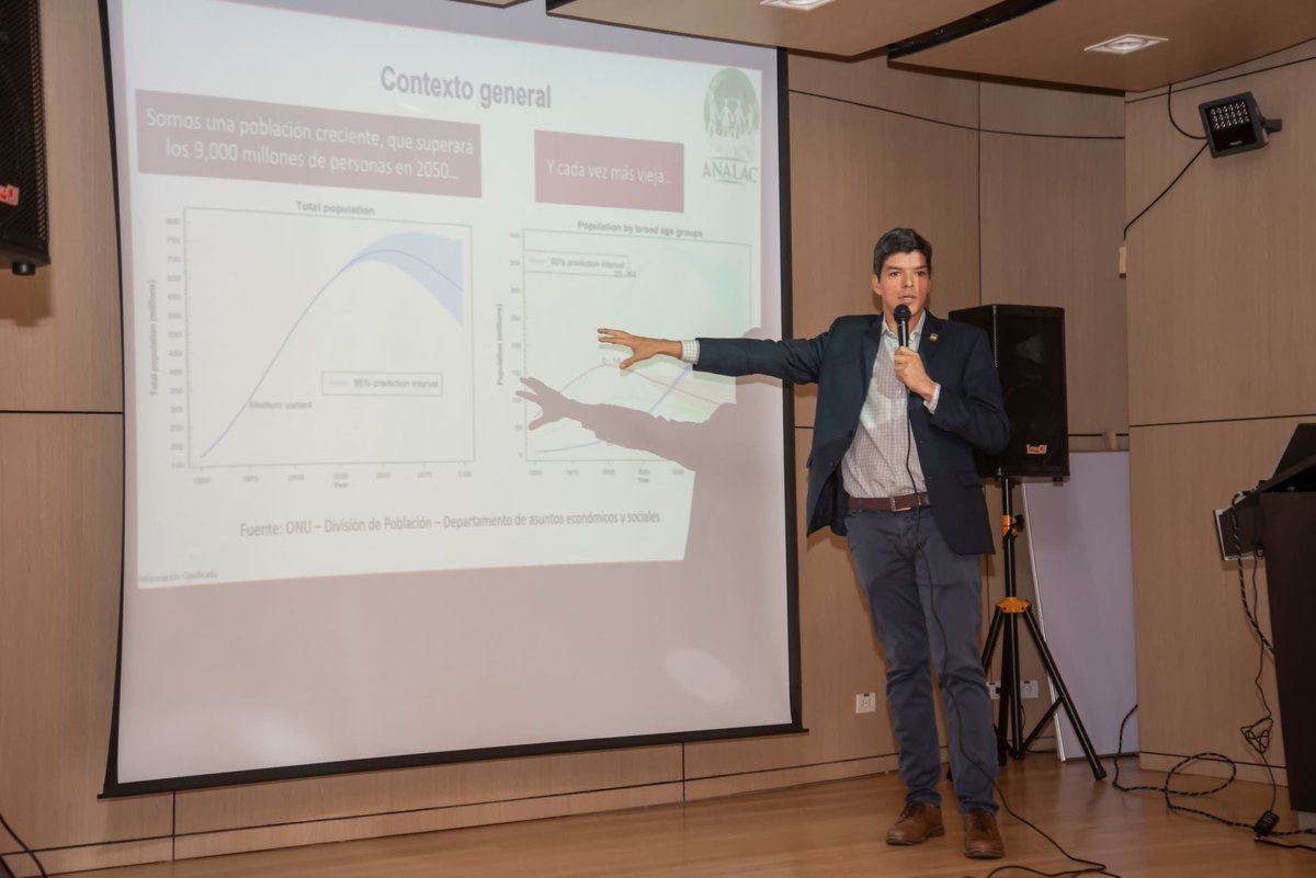 BancoAgrario's tweet photo. En el #BancoAgrario seguimos generando espacios de conversación con los diferentes gremios del país.

Hoy, en nuestras instalaciones en Bogotá, se desarrolló la conferencia "Retos y oportunidades del sector lechero colombiano", la cual contó con la participación de @PinillaDeb, presidente de @Analac_COL. 🐮🥛

¡Trabajamos de la mano con los productores del país para aportar al crecimiento económico y a la seguridad alimentaria del país! 🇨🇴

#25AñosCreciendoJuntos 🤝
