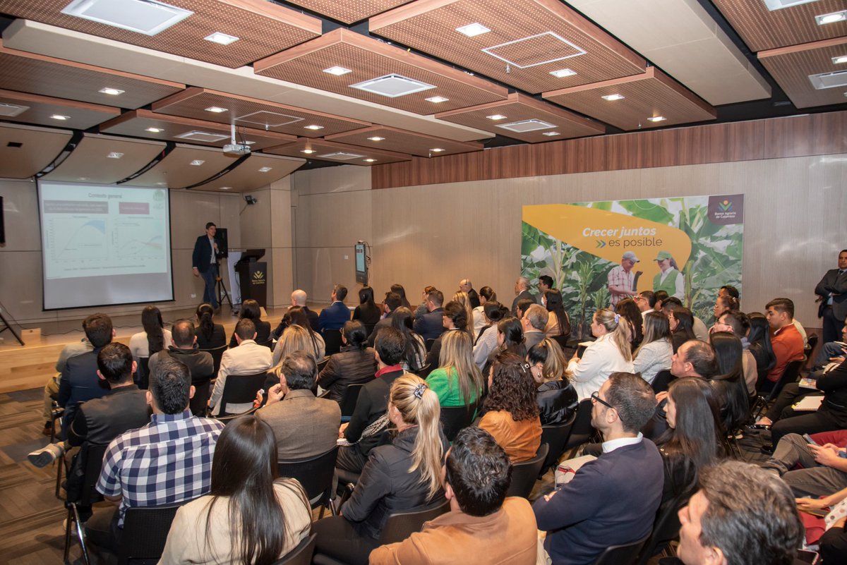 BancoAgrario's tweet photo. En el #BancoAgrario seguimos generando espacios de conversación con los diferentes gremios del país.

Hoy, en nuestras instalaciones en Bogotá, se desarrolló la conferencia "Retos y oportunidades del sector lechero colombiano", la cual contó con la participación de @PinillaDeb, presidente de @Analac_COL. 🐮🥛

¡Trabajamos de la mano con los productores del país para aportar al crecimiento económico y a la seguridad alimentaria del país! 🇨🇴

#25AñosCreciendoJuntos 🤝