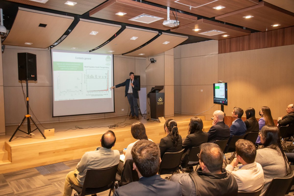 BancoAgrario's tweet photo. En el #BancoAgrario seguimos generando espacios de conversación con los diferentes gremios del país.

Hoy, en nuestras instalaciones en Bogotá, se desarrolló la conferencia "Retos y oportunidades del sector lechero colombiano", la cual contó con la participación de @PinillaDeb, presidente de @Analac_COL. 🐮🥛

¡Trabajamos de la mano con los productores del país para aportar al crecimiento económico y a la seguridad alimentaria del país! 🇨🇴

#25AñosCreciendoJuntos 🤝