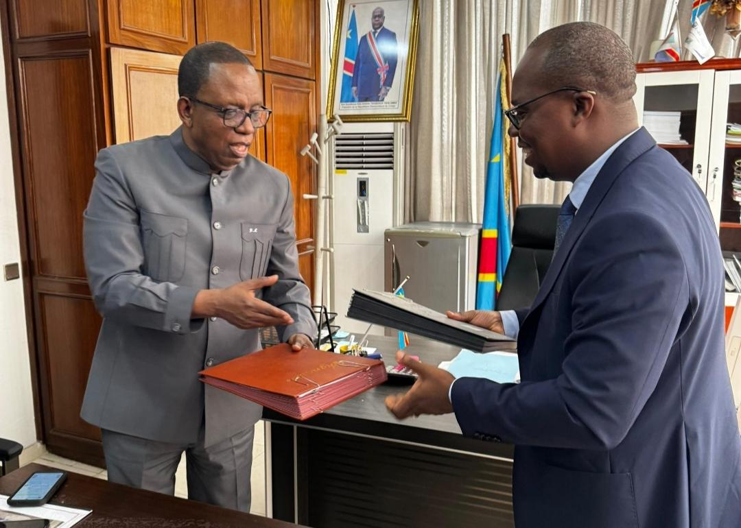 Enjeuxafricains's tweet image. #RDC : Bertin #Mawaka (à gche), ex-Dg de la dette publique, a dirigé entre avril 2021 et juin 2024 le cabinet de l'ex-ministre des Finances @nskazadi. Le nouveau dircab s'appelle Alain #Malata. Tous 2 ont un point commun : la #Banquecentrale, où ils ont également travaillé. (2/2)