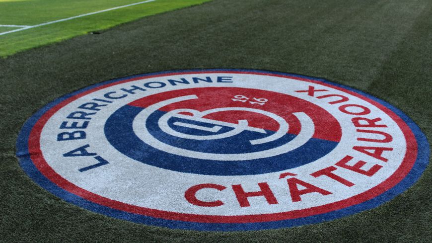 _BeFootball's tweet photo. 🚨 OFFICIEL ! La Berrichonne de Châteauroux est finalement REPÊCHÉE en National ! 💙❤️

Le club écope d'une amende de 30 000 € et d'une interdiction de participation à la prochaine Coupe de France. ⚖️ https://t.co/OK67RSXfzY