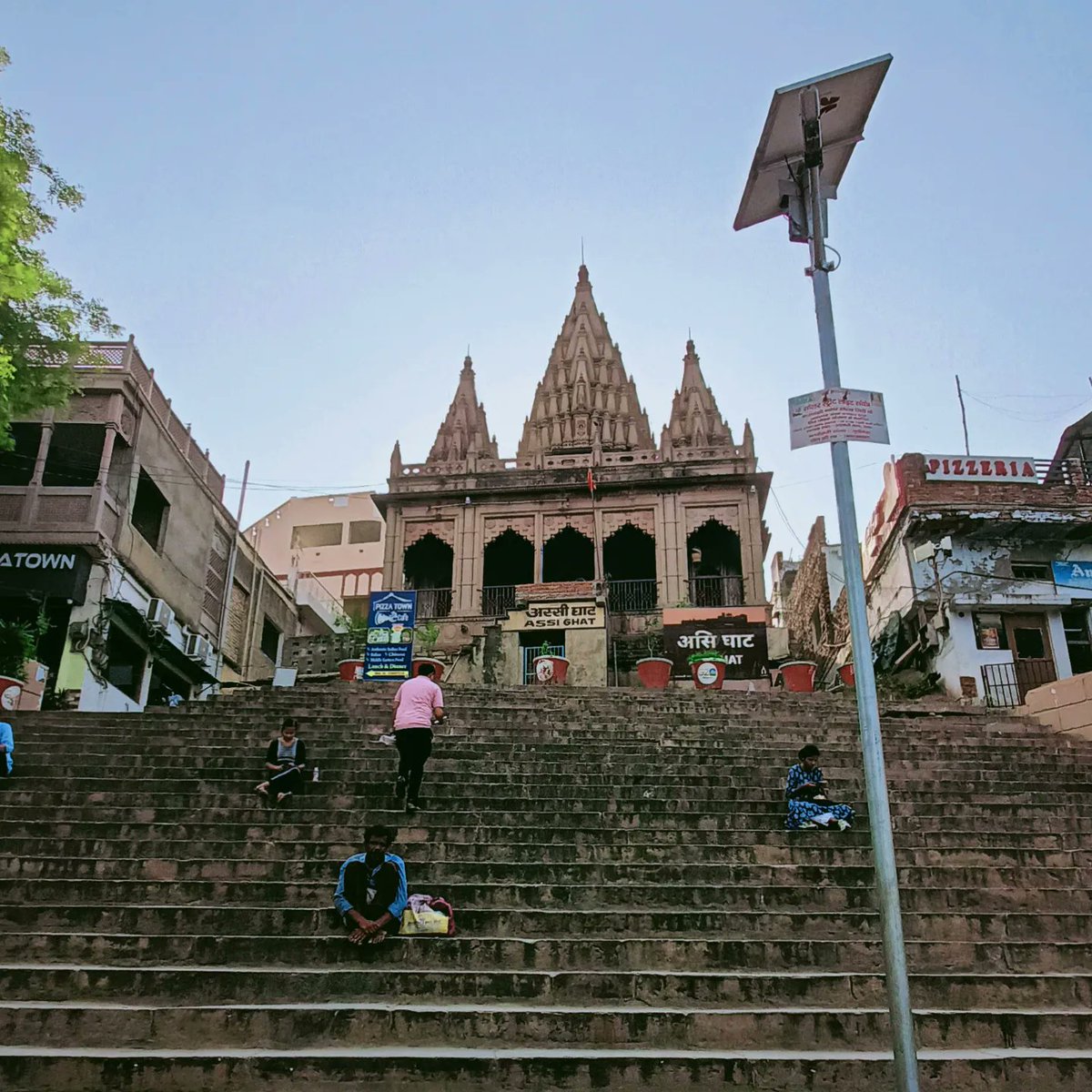 ikrishnapathak's tweet photo. Banaras holds my heart, and I wish to spend my life immersed in its beauty. From the vibrant street food to the serene atmosphere around the ghats, everything here radiates pure joy. https://t.co/q8ErSgERqT