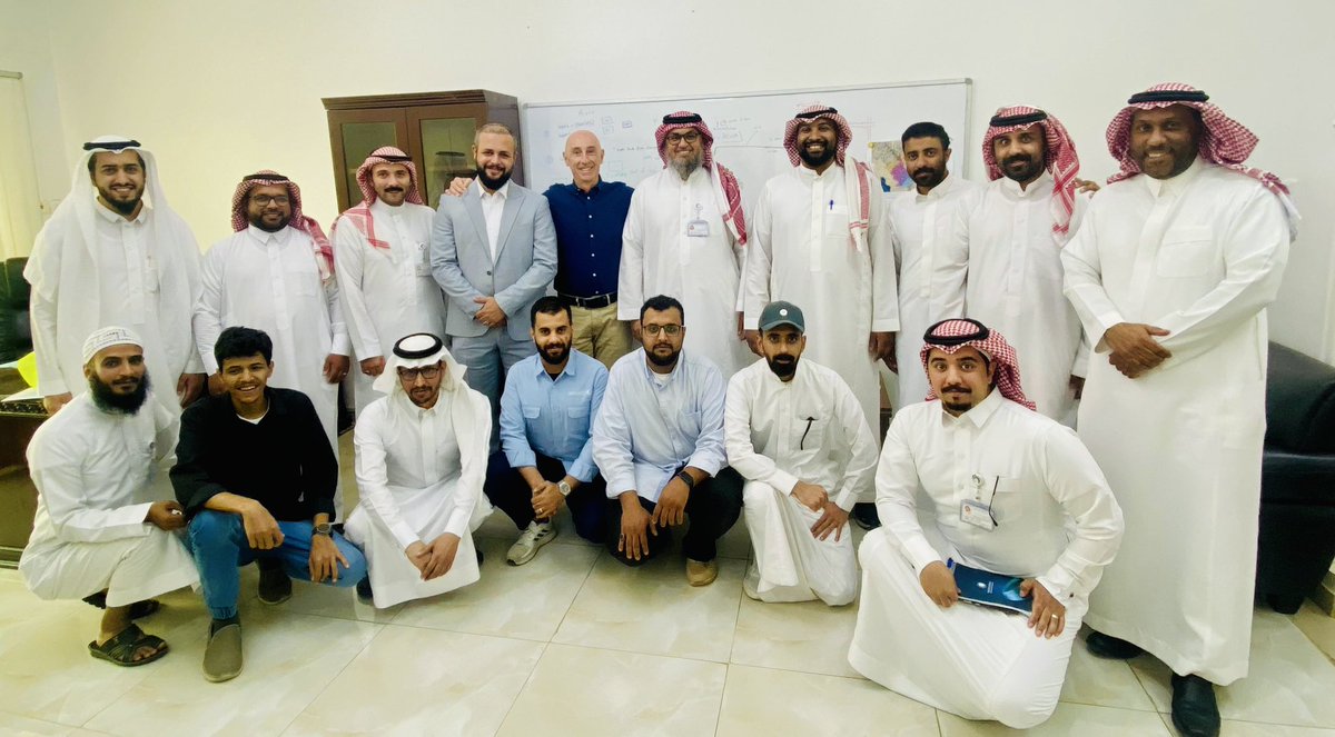 jomanalkarat's tweet photo. المدير التنفيذي لوحدة أعمال المياه بمنطقة الباحة 
Pedro Coves Jodar 
انتقل إلى منطقة جازان 
وحظي باحترام وتقدير موظفي شركة المياه الوطنية بمنطقة الباحة، وتمنوا له التوفيق في موقعه الجديد خصوصًا وأثبت جدارته الإدارية والفنية في أعماله.

الصورة جمعت السيد بيدرو مع موظفي وحدة أعمال المياه بالباحة قبل انتقاله إلى جازان