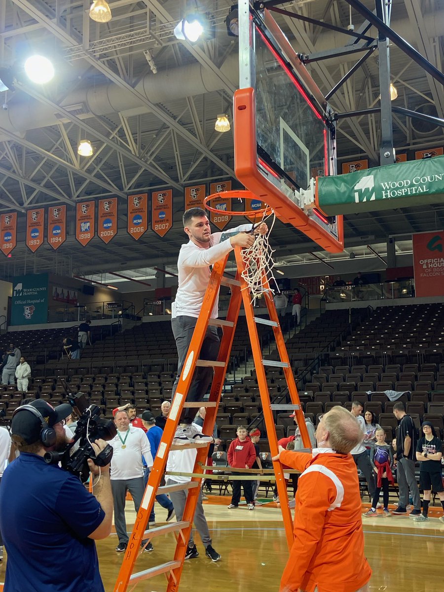 JakeFurr11's tweet photo. Davey Hipp is set to become the next head boys basketball coach at Madison High School. Hipp is a 2017 Shelby grad and was part of the Shelby coaching staff that piloted the Whippets to the Final 4. https://t.co/PIHraFxCDm