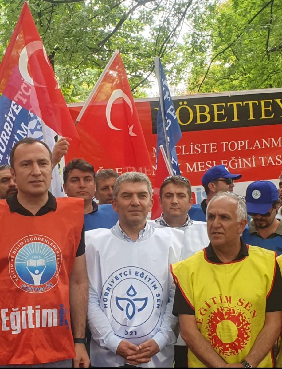 Mehmet6P's tweet photo. Türkiye'de bu üç sendikadan başka öğretmen sendikası yok mu? 
#ÖMK sadece bu üç başkanın üyeleri için mi çıkıyor? 
Nasıl desteklemezsiniz şu onurlu mücadeleyi? 
Nasıl susarsınız? Nasıl?
Ama şunu bilin ki kurtuluş yok tek başına #YaHepBeraberYaHiçbirimiz
#meclisÖMKyıreddet https://t.co/FInTH5uTgQ