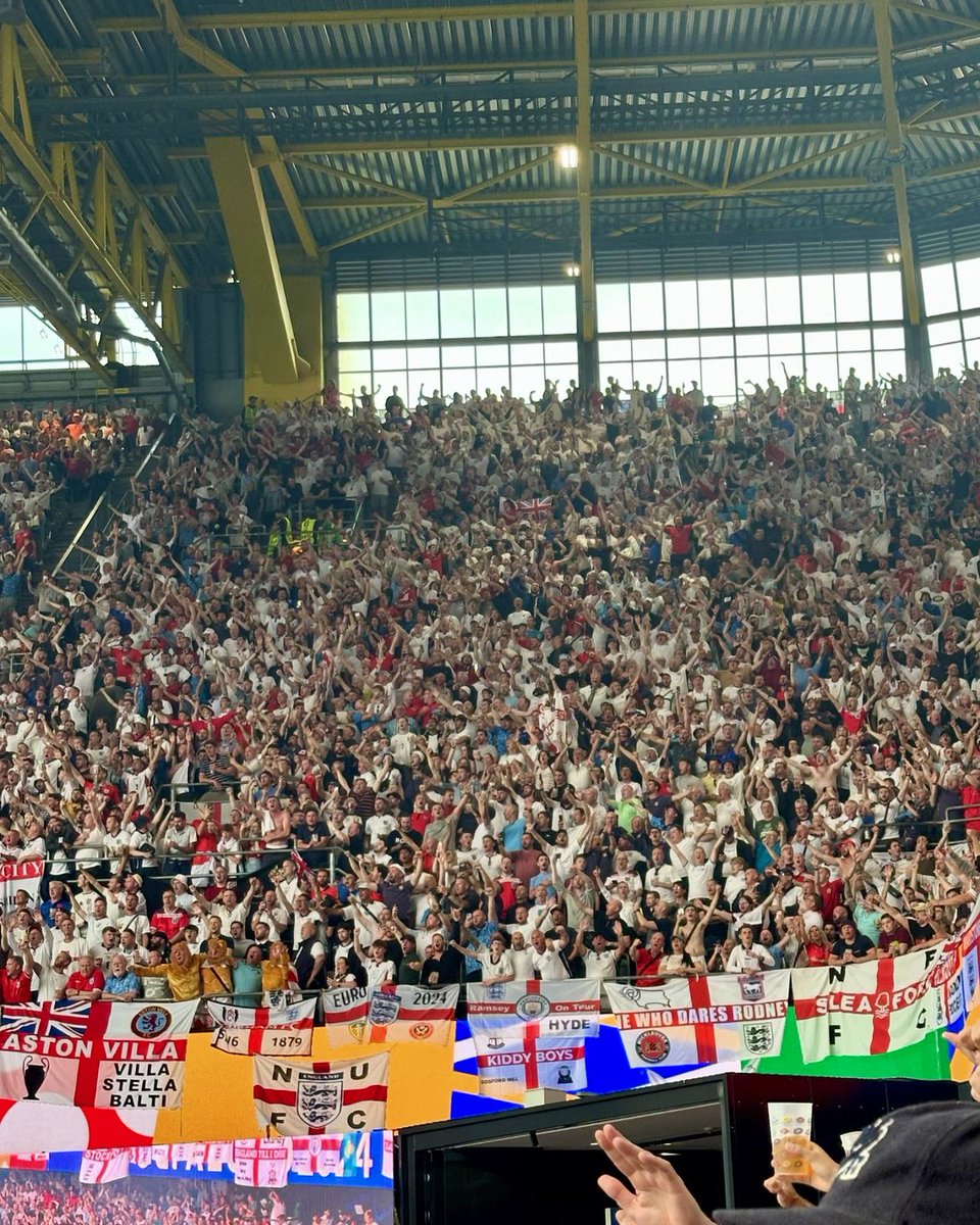 Ultramaniatics's tweet photo. England 🏴󠁧󠁢󠁥󠁮󠁧󠁿 fans in Dortmund 🇩🇪
#EURO2024 
10.07 https://t.co/pmLocPDBLY