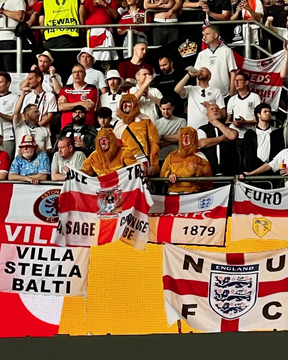 Ultramaniatics's tweet photo. England 🏴󠁧󠁢󠁥󠁮󠁧󠁿 fans in Dortmund 🇩🇪
#EURO2024 
10.07 https://t.co/pmLocPDBLY