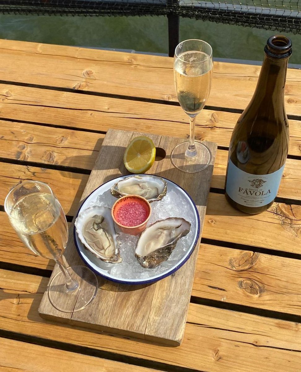 GrainBarge's tweet photo. A trio of Oysters and a glass of Prosecco for £12 🦪

 Available from 12 pm on the 19th July. https://t.co/9vBEnJphab