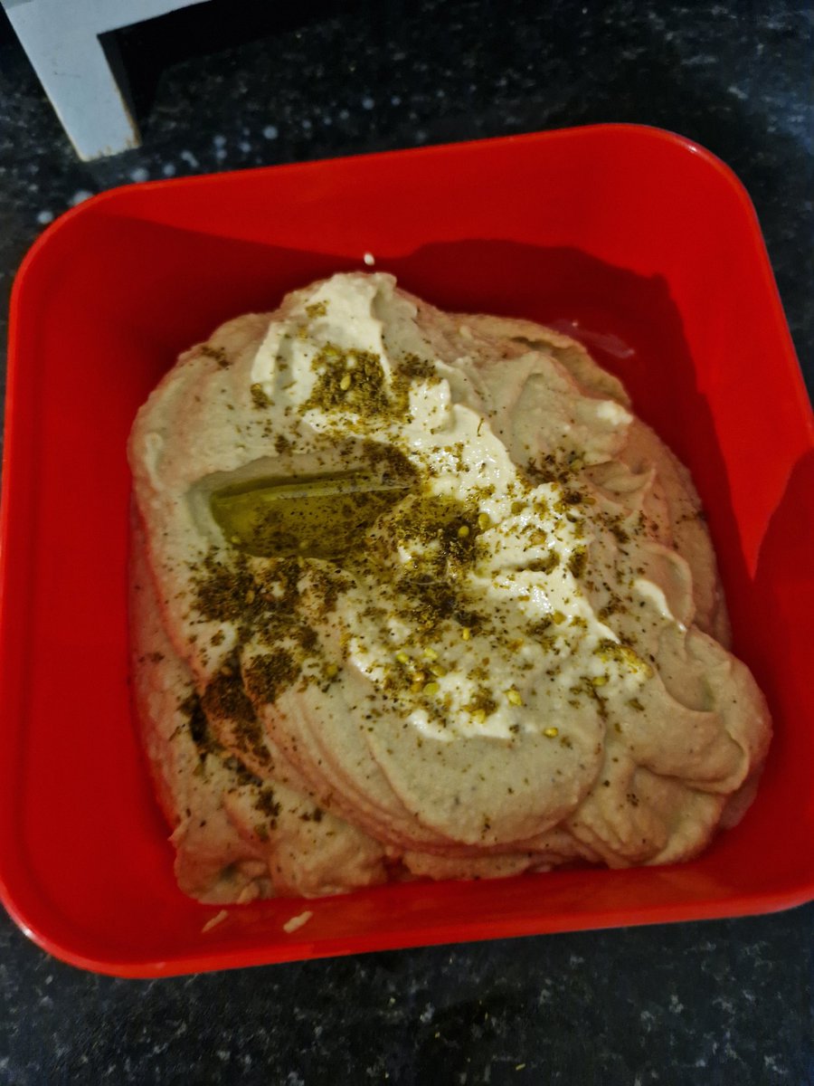 benge_nicola's tweet image. My newest weekly batch of #hummus made with top birthday present #nutribullet blender courtesy of the very divine @naomibos ❤️

Its got #zaatar on top from @Zaytoun_CIC which is also pretty damm good!
