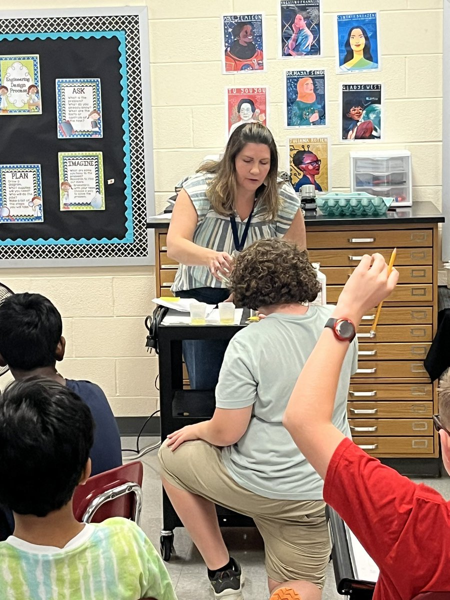 MsLaurenHaynie's tweet photo. We are so lucky to have Mrs. Sovereign join the @SalemMSWake family this year! Today she demonstrated (and modeled) how chemicals can damage your eyes if the proper safety equipment is not used. I can’t wait to see these students in action during labs this year. #SalemProud https://t.co/R6za9BzGCx