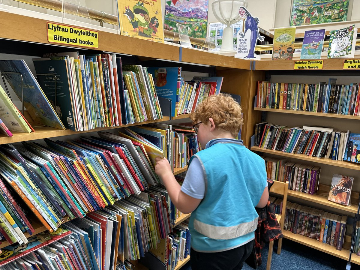 rhosstreet's tweet photo. Bl 2 had a very productive afternoon at Ruthin  Library @DenbsLibs 
Everyone signed up for the Summer Reading Challenge, and are very excited to read their books and collect the stickers! Da iawn, Bl 2! #RSSread #RSSwb https://t.co/srck5aFzmH