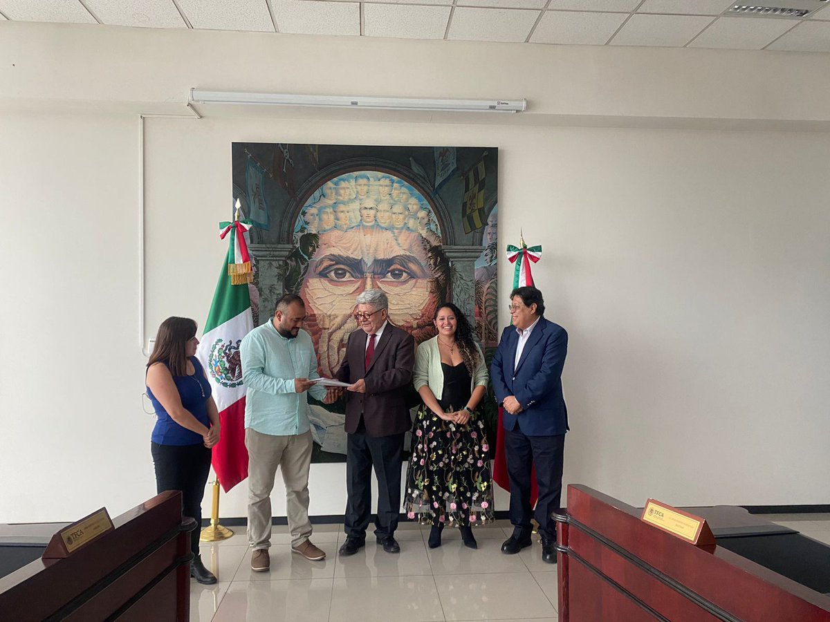 TFCA_mx's tweet photo. #DemocraciaSindical
El Magistrado Presidente @PlacidoMorales_ recibió en sus oficinas al Secretario General de #fintras, Abelisaias Corona Morales, quien recibió la toma de nota de esta organización sindical. https://t.co/jr5dZ9ZYR7