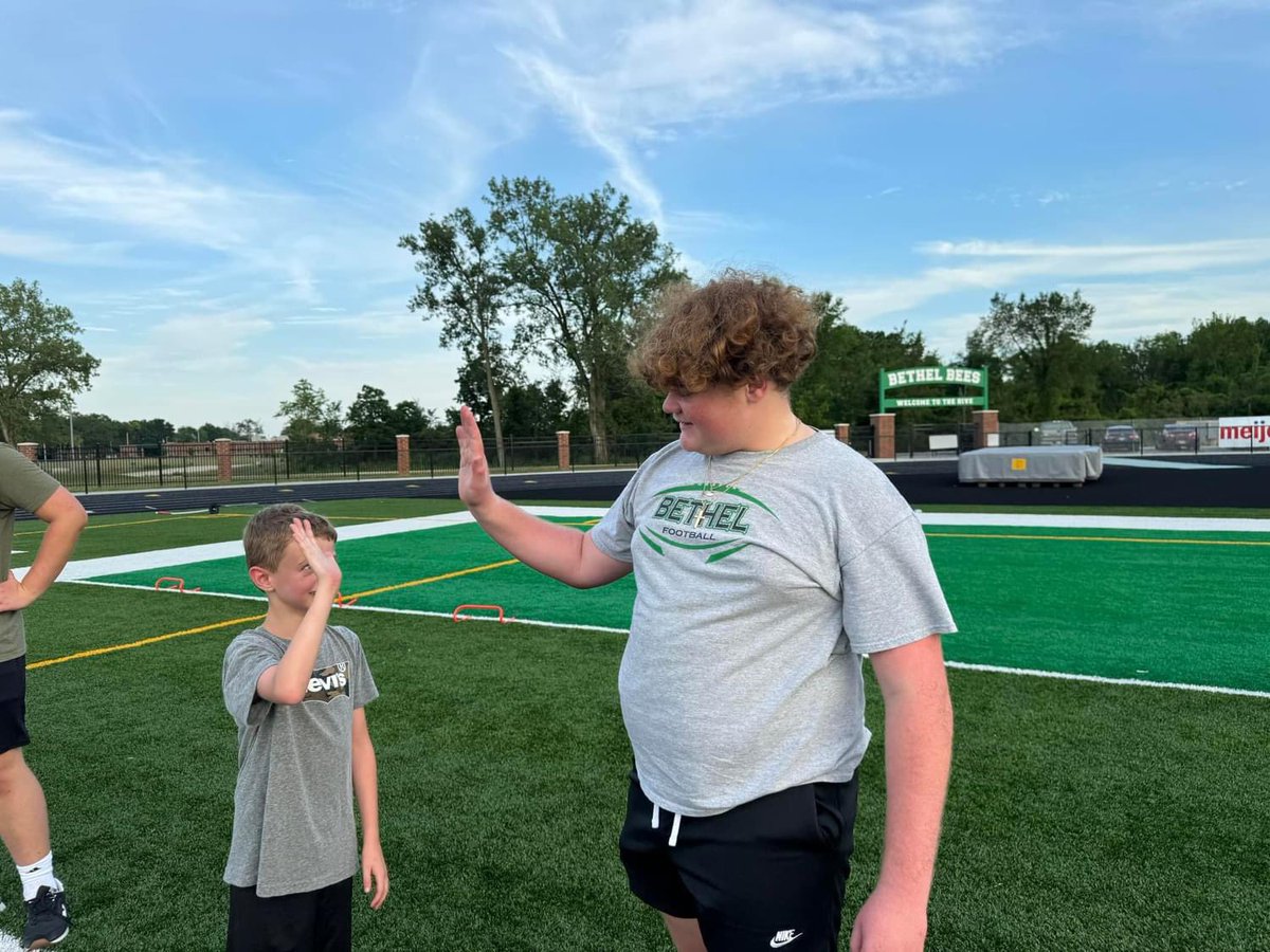 KaedenShock's tweet photo. @BethelBeesFB Youth Camp was a success! It was a pleasure to help these kids with their skills. 🏈
#TBS #Classof2026 #Center #RG #OLine https://t.co/Kp44nx54Pf