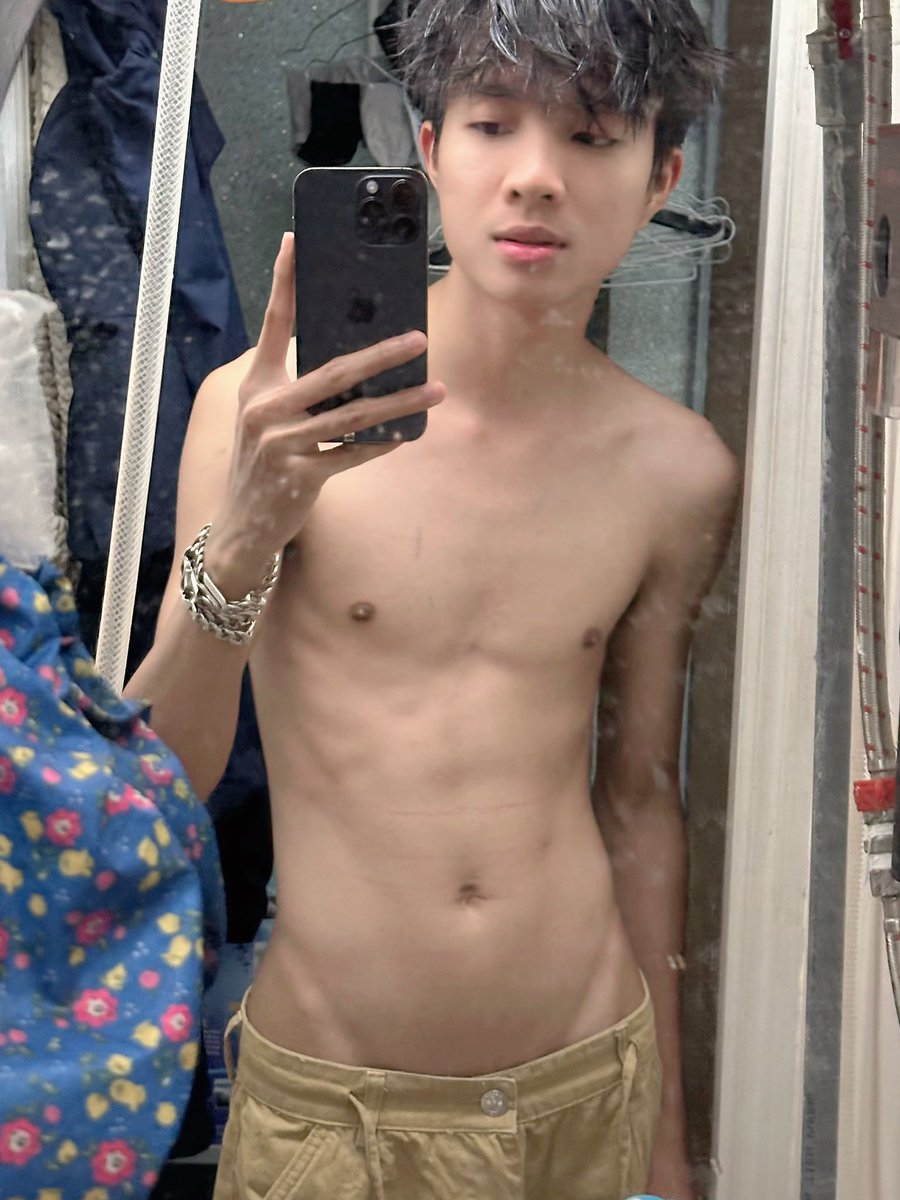 thinhdothe2802's tweet photo. Mua nhầm size luôn 🥲 https://t.co/t6aRjq4LO1
