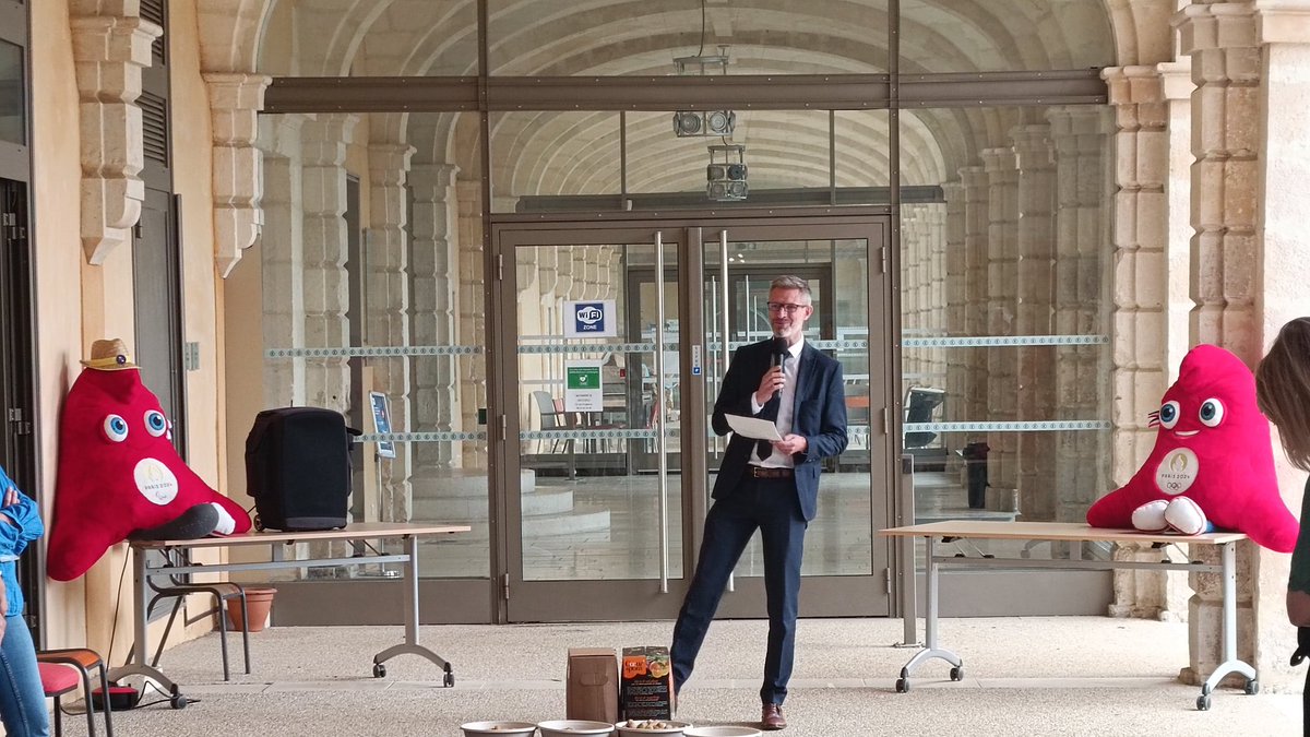 DSDEN86's tweet photo. Les personnels d'encadrement de la @DSDEN86 réunis au rectorat.
Le DASEN a souhaité :
 - ⏮️▶️ faire la rétrospective 2023-2024
- 🙏 👏🏼 honorer &amp; saluer les départs en retraite de 5 collègues
- 🤗 🍶partager un moment de convivialité
- ⛱️☀️de bonnes vacances à venir.
Merci à tous! https://t.co/1MnIB4r23L