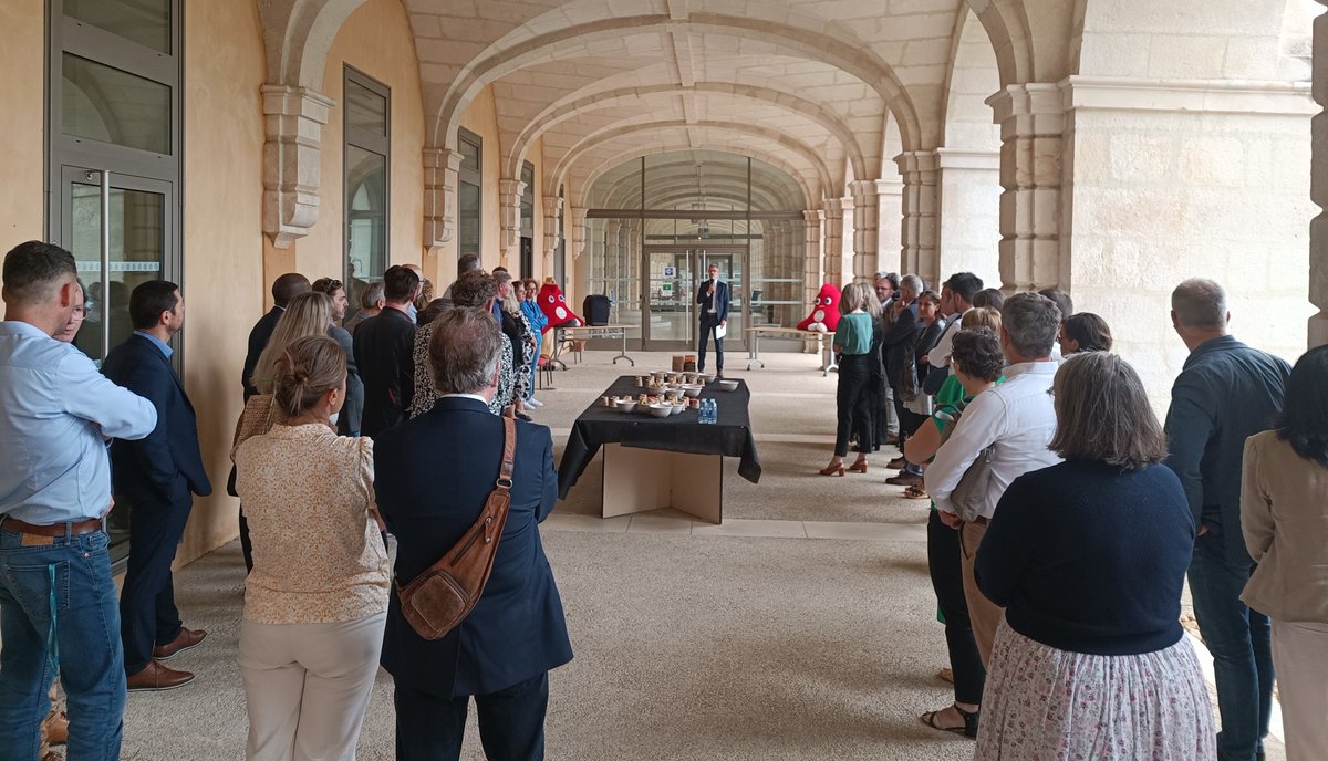 DSDEN86's tweet photo. Les personnels d'encadrement de la @DSDEN86 réunis au rectorat.
Le DASEN a souhaité :
 - ⏮️▶️ faire la rétrospective 2023-2024
- 🙏 👏🏼 honorer &amp; saluer les départs en retraite de 5 collègues
- 🤗 🍶partager un moment de convivialité
- ⛱️☀️de bonnes vacances à venir.
Merci à tous! https://t.co/1MnIB4r23L