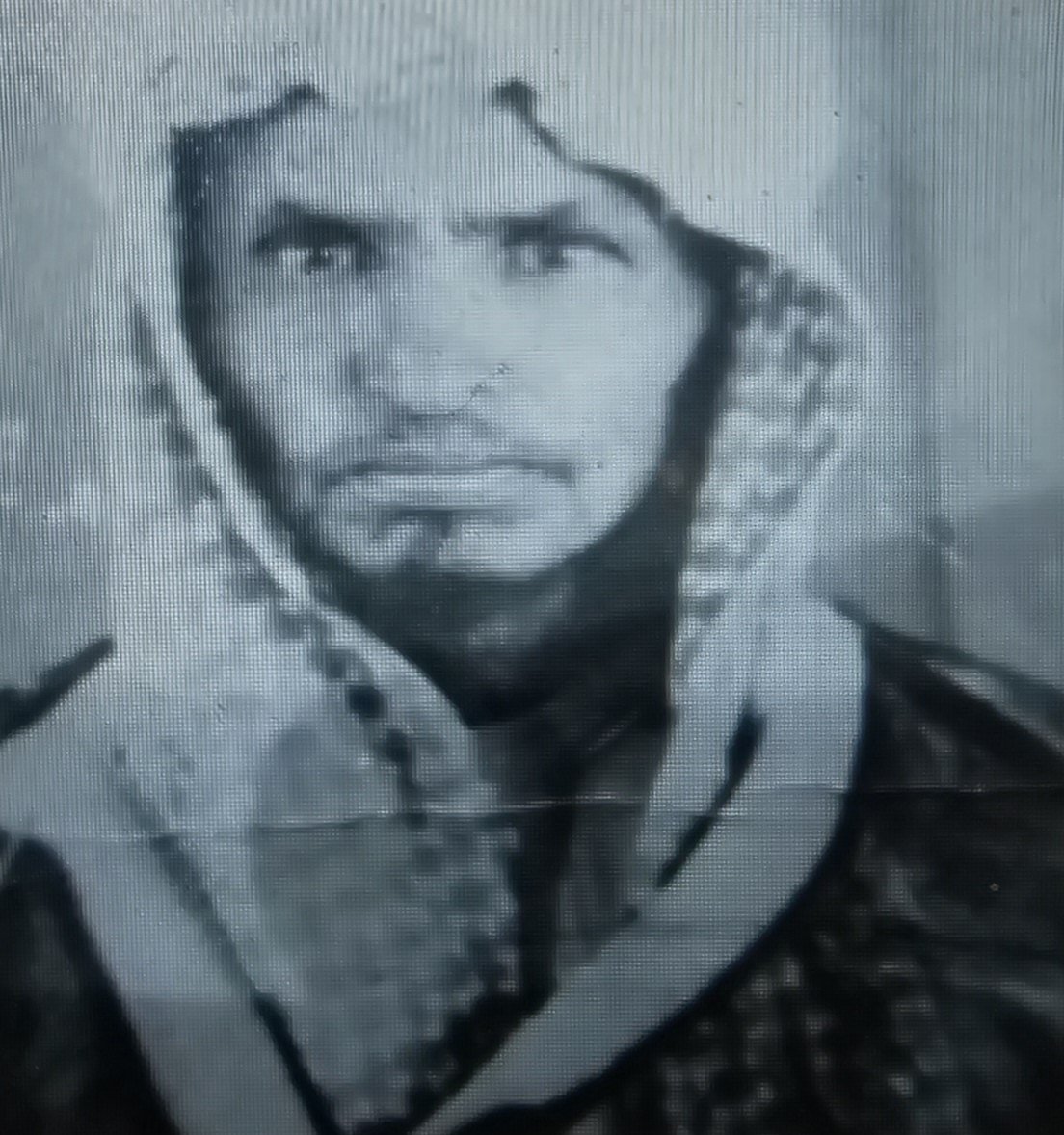 saud_abdulghani's tweet photo. العم محمد بن سعد النعـمـاني الحجـيـلي رحمـه الله, كـان والداه رحمهم الله مُقيمان بالمدينة المنورة, وعند حُدوث مأساة سفر برلك غادروا المديـنـة إلى قرية السدارة قـرب الفريش وظلوا بها لسنوات, ويقول ابنـه الأسـتاذ الدكتـور عبـدالله بن محمـد بـن سعد النعماني الحجيلي حفظـه الله: "وعـاد الجد سعـد وزوجته وأولاده الثلاثـة إلى المدينـة وسكـنوا أحد الأحواش بجانب أرحامه وقـد تـوفوا جميعـًا, في سنـة الرفـع أو (الكـوليـرا) ولـم يبـق مـن العائـلـة إلا الوالـد فقـط", وفي حُدود عام 1345هـ أي بعـد استتـباب الأمـن بدخـول المدينة المنورة في ظل الحُكم السعودي بعام واحد تقريبـًا ولـد العـم محمـد بـن سعـد النعـمـاني هنـاك ونـشـأ وترعـرع بها ثم عادوا إلى المدينة المنورة جميعًا, وعندما بلغ الـ 15 من عُمره عمل في حِـمى المدينـة (الربذة), وكان أمير الحِمى في ذلك الوقـت عبـدالرحمـن بن ختـلـة, وكـان تابعـًا لإمارة منطقة المدينة في عهد أميرها (ابن إبراهيم رحمه الله), وعنـدما ألغي الحِمى في عهد جلالـة الملـك سعـود رحمه الله عام 1373هـ استوطن العـم محمـد الحناكيـة فترة من الزمن وعمل بإدارة تعليم البنات هناك, ثم انتقـل إلى المدينة عام 1415هـ واستقر بها, ومـن مناقـب العـم سعد رحمه الله أنه نزل الحناكية وأصبح يُؤذن في مسجدها مُتطوعًا ولفترة طويلة, ثم صُرف له راتبًا بدون عِلمه فرفض استلامه, ثم وكَّل ابنه الأستاذ الدكتور عبدالله حفظه الله باستلامه والتصدق به, كما وأنه عاش بكامل صحته وإلى آخر اللحظات في حياته رحمه الله, حيث ذهب إلى المسجد الذي كان يبعد عنه بمسافـة 500 متـر, وعـاد واتكـأ ينتـظـر الغـداء فقبـضت روحـه ظهـرًا ودفـن عصرًا, توفي بالمدينـة ودفن بها (المصدر ابنه أ.د.عبدالله محمد الحجيلي حفظه الله).