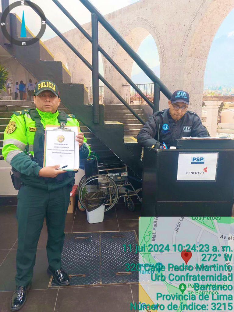 LimaRegion's tweet photo. ¡SEGUIMOS TRABAJANDO!🫡🚨
#DivpolSur2| Efectivos de la #CíaBarranco ejecutaron el Control Ciudadano en diferentes zonas del distrito, informando a la población de los números de contacto policial para cualquier emergencia que se suscite. 👮🏻‍♂️🚔 #viralntt https://t.co/SwFFHbaP6J