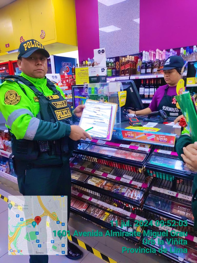 LimaRegion's tweet photo. ¡SEGUIMOS TRABAJANDO!🫡🚨
#DivpolSur2| Efectivos de la #CíaBarranco ejecutaron el Control Ciudadano en diferentes zonas del distrito, informando a la población de los números de contacto policial para cualquier emergencia que se suscite. 👮🏻‍♂️🚔 #viralntt https://t.co/SwFFHbaP6J