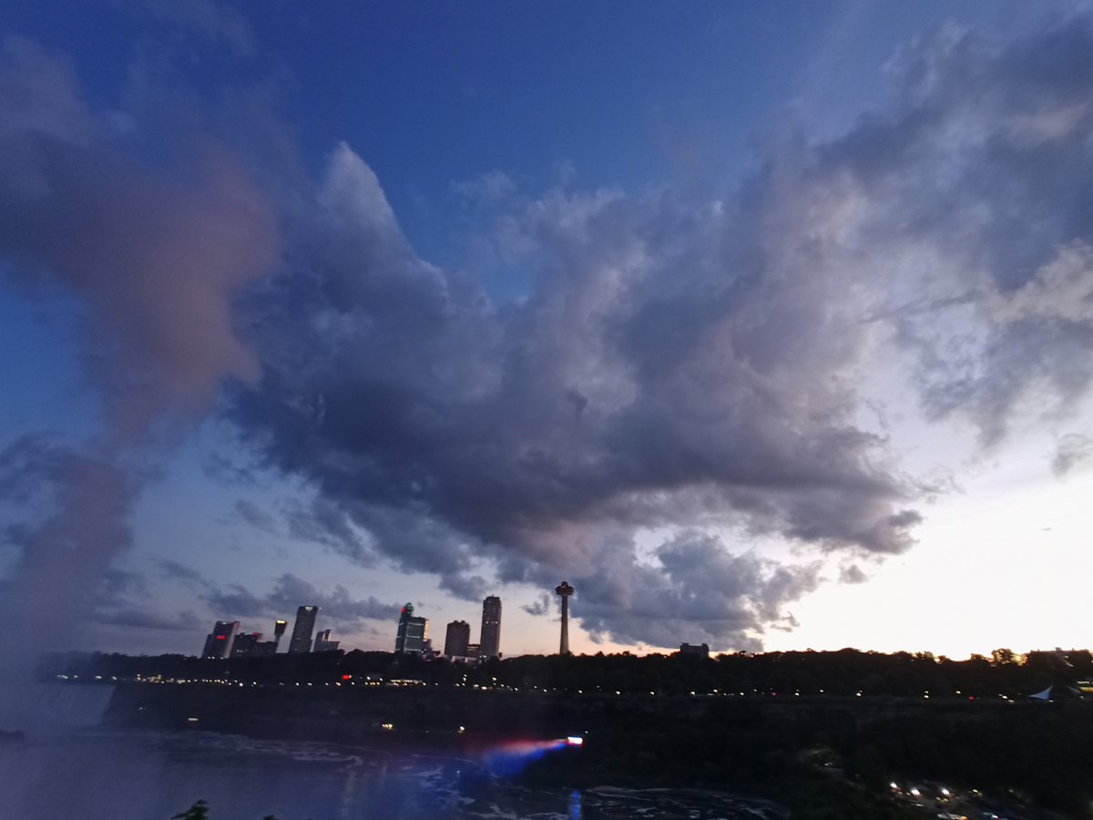 FototakerTony's tweet photo. Not recent, but just remembering massive #clouds over #theFalls a month ago.
#cellpix #smartphoneMemory #GT2Bison @CanadaNY @NiagaraRegion @VisitNiagaraUSA @NiagaraFallsUSA @BNPartnership @NiagaraFalls #fabulousClouds #nubes @Canada @SkylonTower https://t.co/j0wSBlV8ei