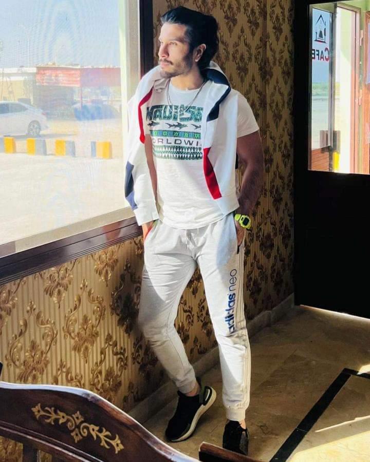 Sousann_1's tweet photo. Him>>>>

HBD FEROZE KHAN

#FerozeKhan #aMealForFK https://t.co/hv1ySK4MEY