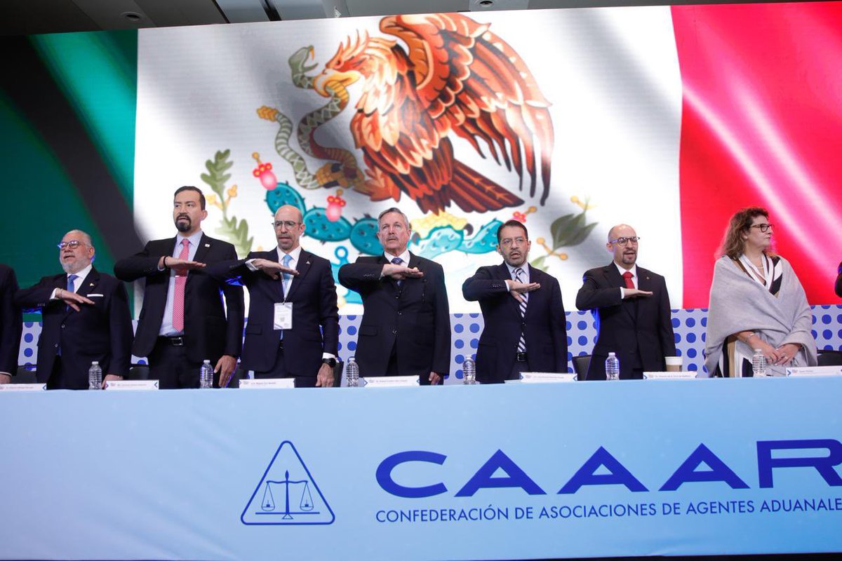 LuisAntoRamirez's tweet photo. Agradezco a @miguelcosn Pdte de la @CAAAREM por invitarme a participar en el 84 Aniversario de la Confederación, y refrendar el avance en el otorgamiento de financiamiento a los Agentes Aduanales que a través de @NafinOficial @bancomext estamos apoyando. @lopezobrador_ https://t.co/QgvlyxTrYA