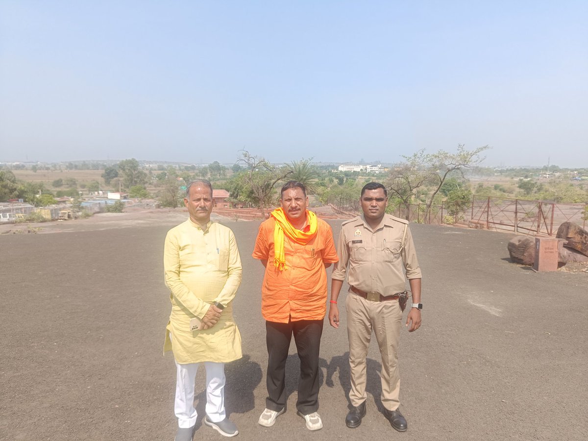 shishirsanatani's tweet photo. लखनऊ कैसरबाग थाना अंतर्गत पासपोर्ट ऑफिस वर्गविशेष के दलालों का अड्डा बना खुलेआम हजारों रुपया रोज कमाकर जनता को लूट रहे हैं@myogiadityanath @SureshChavhanke @AdminLKO @ChiefSecyUP @Cop_Manisha @AmitShah @PMOIndia #Hindu #janta #pablic #पासपोर्ट #देश #हिन्दूमहासभा #passport https://t.co/b5vj2rHT8V