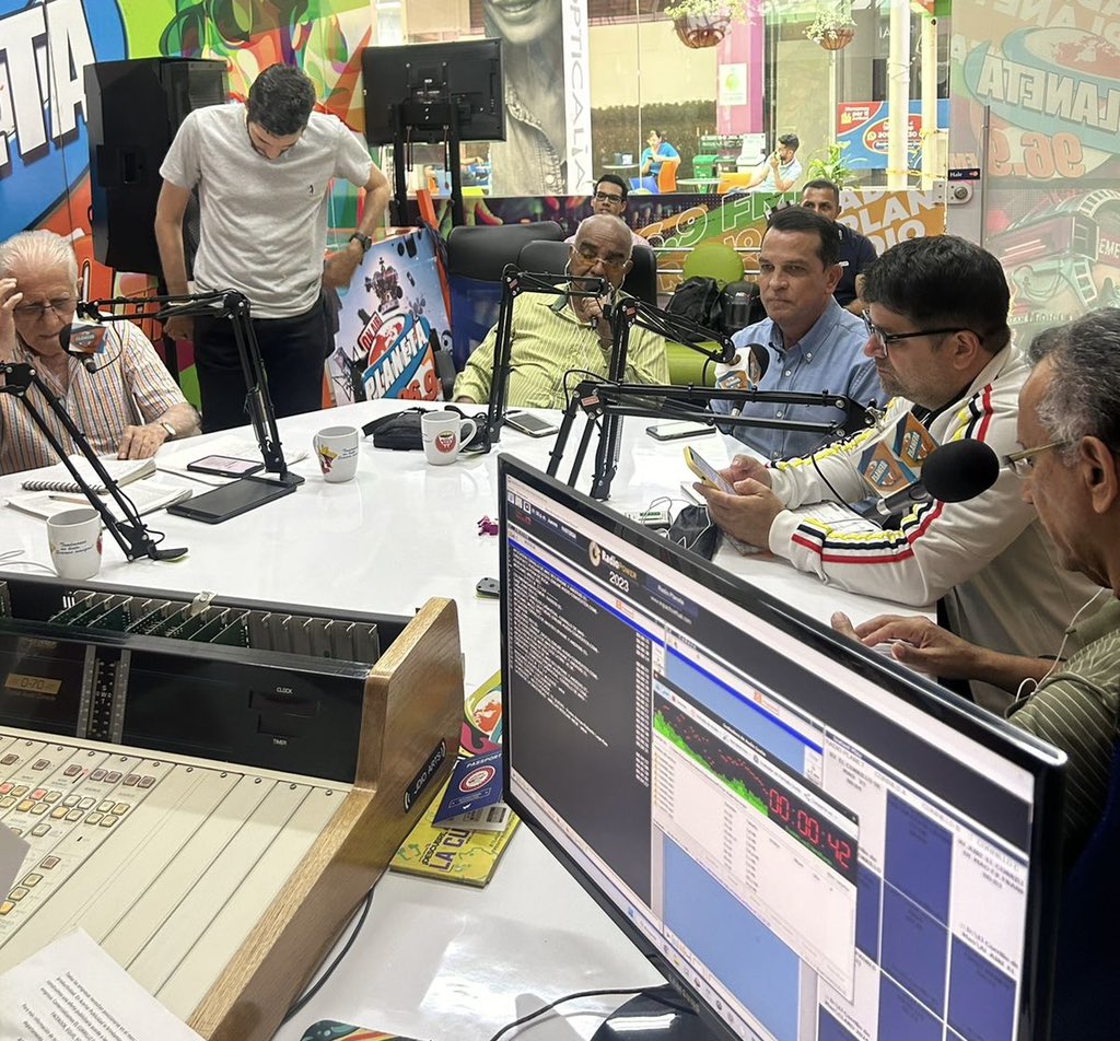 personeriacali's tweet photo. #AEstaHora l El Personero de Cali, Gerardo Mendoza en vivo en el @elcorrillodemao 96,9 FM.

👉🏼Ver:https://t.co/gDATm6WuuG https://t.co/vCfHL3KWMW
