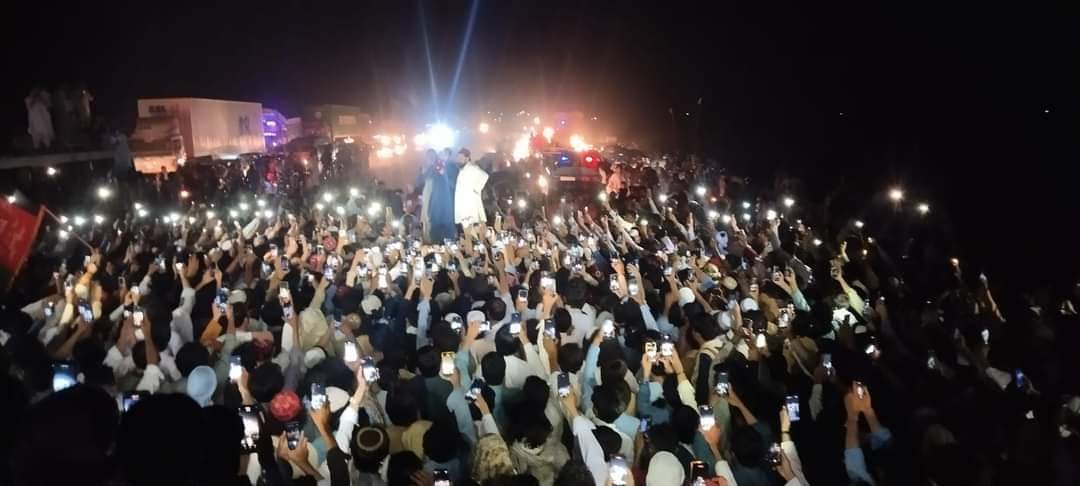 umarptm's tweet photo. پښتونخوا پر خپله خاوره د خپل تاریخ تر ټولو لویه او درنه جنازه تېروي. په ملي بیرغ کي نغښتي، شهید ګیله من ته قدم پر قدم زرګونه خلک لارو کوڅو ته د تعظیم لپاره راوځي او د هغه د روح خوشالولو لپاره یې په ملي بیرغونو استقبال کوي. 
#BlackDay 
#LarAwBar 
#StateProxiesKilledGilamanWazir https://t.co/7o8rFE2l11