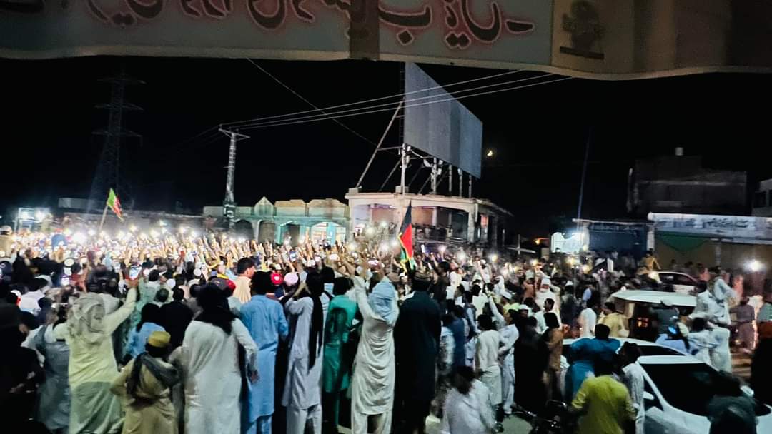 umarptm's tweet photo. پښتونخوا پر خپله خاوره د خپل تاریخ تر ټولو لویه او درنه جنازه تېروي. په ملي بیرغ کي نغښتي، شهید ګیله من ته قدم پر قدم زرګونه خلک لارو کوڅو ته د تعظیم لپاره راوځي او د هغه د روح خوشالولو لپاره یې په ملي بیرغونو استقبال کوي. 
#BlackDay 
#LarAwBar 
#StateProxiesKilledGilamanWazir https://t.co/7o8rFE2l11
