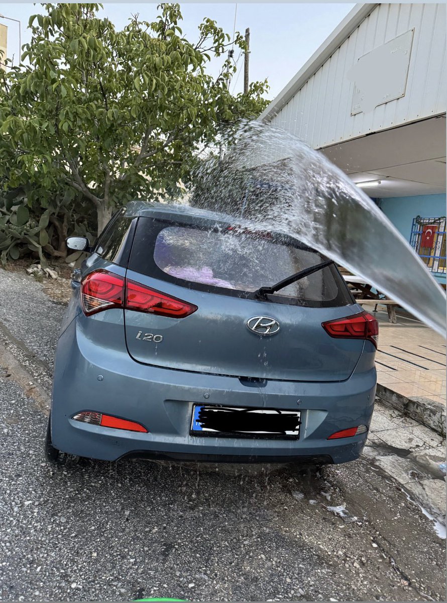 ElcinBulut's tweet photo. Hortumla foşur foşur araba yıkamak >>>>>> terapiye gitmek https://t.co/AY6193degJ