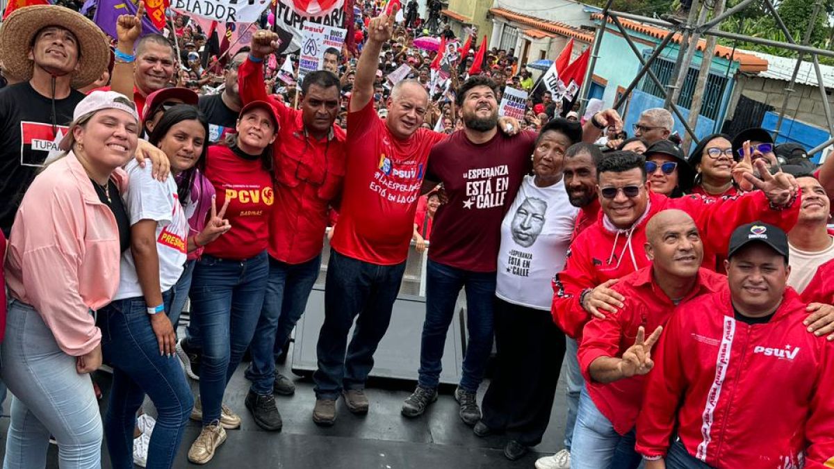 Diosdado Cabello: Votar por Nicolás es votar por el comandante, Hugo Chávez
n9.cl/hcxie4 
#KeLacreoLaPoesía
