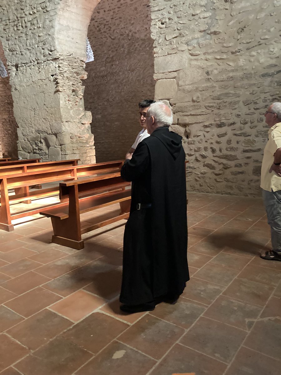Delbreil_AM's tweet photo. #journées_romanes en la fête de saint Benoît au pied du Canigou ; le prieur osb de l’abbaye de Montserrat à qui les cisterciens partis à #Lérins ont confié l’abbaye St Michel de #Cuixa il y a bientôt 60 ans. https://t.co/rQtSegcUKI