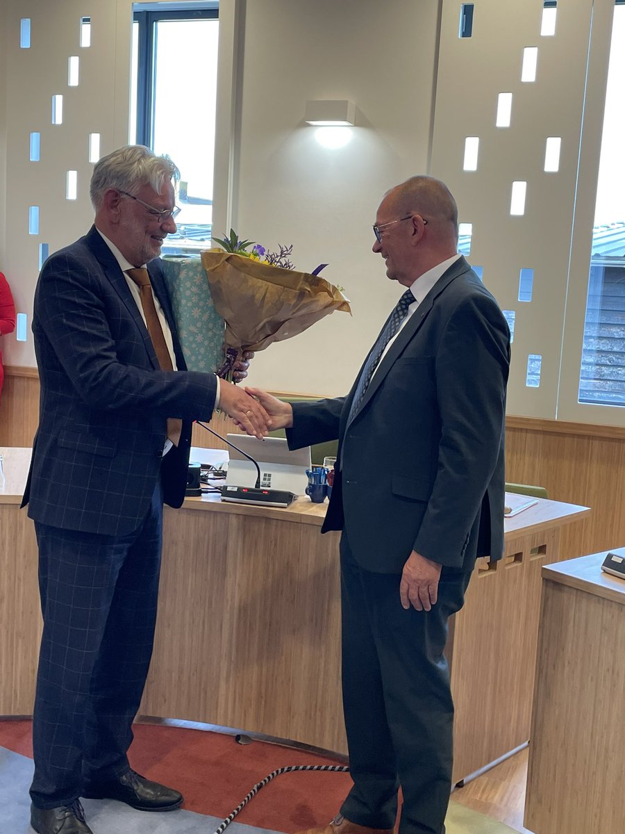 De gemeenteraad van Molenlanden neemt afscheid van wethouder Vat. Mooie woorden en cadeaus van burgemeester Segers en fractievoorzitter SGP Corné Egas.
