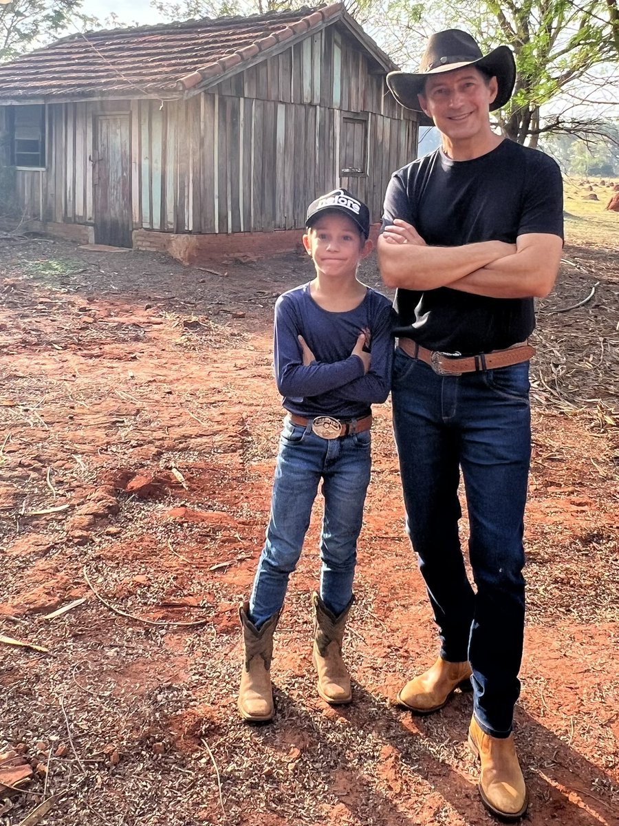 A perfect use of a PTO ! visiting your roots and sharing it with your family... the little house in the background of the photo is, literally, the house where I was born, 53 years ago by the hands of a midwife. 
#LoveWhereYouWork #WeAreCisco