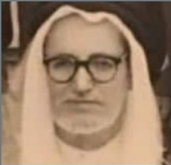 ALfalehaaa's tweet photo. عندما دخلَ الملكُ عبد العزيز رحمه الله تعالى الحجاز عام 1343هـ 1924م، هاجَرَ مؤسسُ الحزب الحجازي الوطني الأستاذُ محمد بن طاهر الدّبّاغ رحمه الله إلى العراق مُحْتَجًّا على ذلك، وبَقِي سنوات خارج البلاد يَكتُب الرسائلَ واصفًا الملكَ وشعبَه بالجهل والتخلّف ويسخر بهم، وكان يقول ما هي إلا صولة ويزول هذا المُلْك.. إلا أنّ المَلِكَ الأبَ رحمه الله كان يُشفِق على هذا الشابّ المتعلّم الجانح، الذي غَرّه تعليمُه، وأغْوَتْه ثقافتُه، وكان لا يُلقِي بالًا لِمَا يقول..
وبعد سنوات أراد الدباغُ العَوْدة لمّا رأى بُزوغَ نجم الملك وتمكّنه من الحُكم واستتباب الأمن ورغد العيش، فكتب إليه يطلب منه السماح له بالعودة، فرحّبَ الملكُ بذلك أيّما ترحيب، وأرسل له السيارات لنَقْلِه من العراق إلى المملكة، فعندما وصل الدبّاغ استضافه الملكُ وأكْرمه وأحسن ضيافته لأيام، فشعر الدباغُ بالخَجَل، وتحدّث أمام الملك مُعتذِرًا ومُعترفًا بخطئه، وأثنى عليه بما حبَاه الله من الشمائل الحميدة والأخلاق السامية، وعبّر عن إخلاصه له وتشرّفه بالانضواء تحت لواء جلالته، وحَمِدَ اللهَ أنْ هداه بعد عشر سنوات وردّه إلى منهج الحق والصواب..
فقال الملكُ له أمام الناس: مرحبًا يا سيّد، لكنْ سَامِحْنا؛ لأنّك عندما كنتَ في العراق وتكتب لأصدقائك ومعارفك في الحجاز، كُنّا نَفتح تلك الخطابات، وأنتَ تكتبُ فيها أنّني مَلِكٌ جاهلٌ يَحْكُم شعبًا جاهِلًا، واليوم أصدرتُ قرارًا بتعيينك مُديرًا عامًّا للمعارف في البلاد لتُعَلِّم الجميع..
فلَمْ يَتَمَالك السيّدُ الدباغ هذا الموقف الإنساني النبيل، فجَلَس بعد أنْ كانَ واقفًا ثم توجّه إليه وسلّم عليه واعتذر منه، واعدًا بأنْ يُحقّق الطلَب الذي طلَبَه منه..

قلتُ: إنّها مواقف الرجال العظماء .. رحم الله الملك عبد العزيز رحمة واسعة..
= كتاب: إنسانية ملك للدكتور الثنيان.