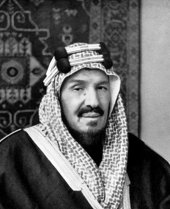 عندما دخلَ الملكُ عبد العزيز رحمه الله تعالى الحجاز عام 1343هـ 1924م، هاجَرَ مؤسسُ الحزب الحجازي الوطني الأستاذُ محمد بن طاهر الدّبّاغ رحمه الله إلى العراق مُحْتَجًّا على ذلك، وبَقِي سنوات خارج البلاد يَكتُب الرسائلَ واصفًا الملكَ وشعبَه بالجهل والتخلّف ويسخر بهم، وكان يقول ما هي