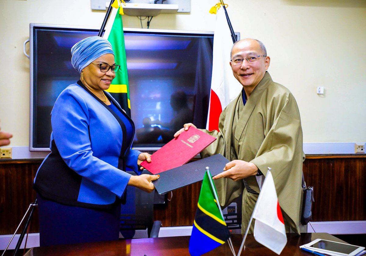 mofURT's tweet photo. 🇹🇿🇯🇵
JAPAN YAONGEZA SH. BILIONI 8.9 UKARABATI WA BANDARI YA KIGOMA

Tanzania imepokea msaada wa nyongeza wa Yen za Japan milioni 548 sawa na shilingi bilioni 8.9 kwa ajili ya utekelezaji wa mradi wa ukarabati wa Bandari ya Kigoma baada ya marekebisho ya mikataba miwili ya msaada kati ya Tanzania, Shirika la Maendeleo la Kimataifa la Japan (JICA) na Ubalozi wa Japan.

Mikataba ya marekebisho ya msaada imesainiwa na Katibu Mkuu wa Wizara ya Fedha, Dkt. Natu El-maamry Mwamba kwa niaba ya Serikali ya Tanzania, Balozi wa Japan nchini Tanzania, Mhe. Yasushi Misawa na Mwakilishi Mkazi wa Shirika la Maendeleo la Kimataifa la Japan  Tanzania, Bw. Hitoshi Ara, kwa niaba ya Japan.

Akizungumza baada ya kusainiwa kwa marekebisho ya mikataba hiyo, Dkt. Mwamba alisema kuwa, awali Serikali ya Japan kupitia mikataba iliyosainiwa Februari 4, 2022 ilitoa msaada wa Yen za Japan bilioni 2.73 sawa na shilingi bilioni 44.42 kwa ajili ya ukarabati wa Bandari hiyo.

“Jumla ya msaada uliotolewa na Serikali ya Japan unakuwa Yen za Japan bilioni 3.27 sawa na shilingi bilioni 53.35, ambapo fedha zilizoongezwa zinalenga kuziba pengo lililotokana na kuporomoka kwa thamani ya Yen za Japan na shilingi ya Tanzania ikilinganishwa na dola ya Marekani”, alieleza Dkt. Mwamba.

Alisema kuwa Mradi huo, utaboresha usalama na ufanisi wa shughuli za upakiaji wa abiria na upakuaji wa mizigo kwa kukarabati jengo la abiria la Bandari ya Kigoma na ujenzi wa ghala la kuhifadhia mizigo litakalo gharamiwa na Serikali ya Tanzania na kujenga barabara unganishi za kuingia na kutoka bandarini ambako kutachangia kuimarika kwa biashara na usafirishaji katika maeneo husika.

Vilevile Dkt. Mwamba alisema kuwa upatikanaji wa fedha hizo ni mwendelezo wa ufadhili kutoka Serikali ya Japan katika miradi ya maendeleo ambapo Tanzania inanufaika katika maeneo ya sekta za Kilimo, Maji, Afya, Nishati, Usafirishaji, uendelezaji wa miji, elimu na Usimamizi wa Fedha za Umma.

Aidha, Dkt. Mwamba ameihakikishia Serikali ya Japan utayari wa Tanzania chini ya uongozi wa Mhe. Dkt. Samia Suluhu Hassan, Rais wa Jamhuri ya Muungano wa Tanzania, kuendelea kuimarisha ushirikiano kwa maendeleo ya wananchi wa pande zote na kwamba itachukua hatua zote muhimu kuhakikisha mradi huo unatekelezwa kikamilifu ili kufikia malengo yaliyokusudiwa.

Kwa upande wake Balozi wa Japan nchini Tanzania, Mhe. Yasushi Misawa, alisema kuwa wametoa msaada wa fedha za mradi wa ukarabati wa Bandari ya Kigoma kwa kuwa utasaidia katika ukuaji wa uchumi na masuala ya kijamii.

Alisema kutokana na kushuka kwa kasi kwa viwango vya ubadilishaji wa fedha kwa miaka ya hivi karibuni na kupanda kwa gharama za bidhaa na mafuta kutokana na mgogoro wa Ukraine na Urusi, Serikali yake ilitambua kutakuwa na ukosefu wa fedha katika mipango iliyokuwa imewekwa awali ndio sababu ya kuongeza fedha za mradi huo.

Alisema kuwa Bandari hiyo ni kitovu cha usafirishaji katika nchi za Burundi, Jamhuri ya Kidemokrasia ya Congo na Zambia ikichochewa na miundombinu ya barabara na reli.

Mhe. Balozi Misawa, alisema nchi yake inashirikiana na nchi mbalimbali katika utekelezaji wa miradi ili kukuza Uchumi kupitia miundombinu madhubuti na kuongeza ushirikiano na anaamini kupitia marekebisho ya mikata hiyo, mradi utatekelezwa kwa ufanisi.