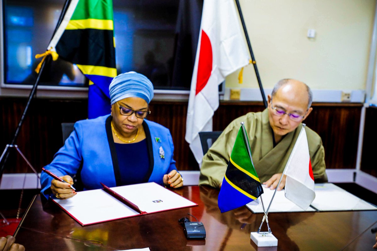 mofURT's tweet photo. 🇹🇿🇯🇵
JAPAN YAONGEZA SH. BILIONI 8.9 UKARABATI WA BANDARI YA KIGOMA

Tanzania imepokea msaada wa nyongeza wa Yen za Japan milioni 548 sawa na shilingi bilioni 8.9 kwa ajili ya utekelezaji wa mradi wa ukarabati wa Bandari ya Kigoma baada ya marekebisho ya mikataba miwili ya msaada kati ya Tanzania, Shirika la Maendeleo la Kimataifa la Japan (JICA) na Ubalozi wa Japan.

Mikataba ya marekebisho ya msaada imesainiwa na Katibu Mkuu wa Wizara ya Fedha, Dkt. Natu El-maamry Mwamba kwa niaba ya Serikali ya Tanzania, Balozi wa Japan nchini Tanzania, Mhe. Yasushi Misawa na Mwakilishi Mkazi wa Shirika la Maendeleo la Kimataifa la Japan  Tanzania, Bw. Hitoshi Ara, kwa niaba ya Japan.

Akizungumza baada ya kusainiwa kwa marekebisho ya mikataba hiyo, Dkt. Mwamba alisema kuwa, awali Serikali ya Japan kupitia mikataba iliyosainiwa Februari 4, 2022 ilitoa msaada wa Yen za Japan bilioni 2.73 sawa na shilingi bilioni 44.42 kwa ajili ya ukarabati wa Bandari hiyo.

“Jumla ya msaada uliotolewa na Serikali ya Japan unakuwa Yen za Japan bilioni 3.27 sawa na shilingi bilioni 53.35, ambapo fedha zilizoongezwa zinalenga kuziba pengo lililotokana na kuporomoka kwa thamani ya Yen za Japan na shilingi ya Tanzania ikilinganishwa na dola ya Marekani”, alieleza Dkt. Mwamba.

Alisema kuwa Mradi huo, utaboresha usalama na ufanisi wa shughuli za upakiaji wa abiria na upakuaji wa mizigo kwa kukarabati jengo la abiria la Bandari ya Kigoma na ujenzi wa ghala la kuhifadhia mizigo litakalo gharamiwa na Serikali ya Tanzania na kujenga barabara unganishi za kuingia na kutoka bandarini ambako kutachangia kuimarika kwa biashara na usafirishaji katika maeneo husika.

Vilevile Dkt. Mwamba alisema kuwa upatikanaji wa fedha hizo ni mwendelezo wa ufadhili kutoka Serikali ya Japan katika miradi ya maendeleo ambapo Tanzania inanufaika katika maeneo ya sekta za Kilimo, Maji, Afya, Nishati, Usafirishaji, uendelezaji wa miji, elimu na Usimamizi wa Fedha za Umma.

Aidha, Dkt. Mwamba ameihakikishia Serikali ya Japan utayari wa Tanzania chini ya uongozi wa Mhe. Dkt. Samia Suluhu Hassan, Rais wa Jamhuri ya Muungano wa Tanzania, kuendelea kuimarisha ushirikiano kwa maendeleo ya wananchi wa pande zote na kwamba itachukua hatua zote muhimu kuhakikisha mradi huo unatekelezwa kikamilifu ili kufikia malengo yaliyokusudiwa.

Kwa upande wake Balozi wa Japan nchini Tanzania, Mhe. Yasushi Misawa, alisema kuwa wametoa msaada wa fedha za mradi wa ukarabati wa Bandari ya Kigoma kwa kuwa utasaidia katika ukuaji wa uchumi na masuala ya kijamii.

Alisema kutokana na kushuka kwa kasi kwa viwango vya ubadilishaji wa fedha kwa miaka ya hivi karibuni na kupanda kwa gharama za bidhaa na mafuta kutokana na mgogoro wa Ukraine na Urusi, Serikali yake ilitambua kutakuwa na ukosefu wa fedha katika mipango iliyokuwa imewekwa awali ndio sababu ya kuongeza fedha za mradi huo.

Alisema kuwa Bandari hiyo ni kitovu cha usafirishaji katika nchi za Burundi, Jamhuri ya Kidemokrasia ya Congo na Zambia ikichochewa na miundombinu ya barabara na reli.

Mhe. Balozi Misawa, alisema nchi yake inashirikiana na nchi mbalimbali katika utekelezaji wa miradi ili kukuza Uchumi kupitia miundombinu madhubuti na kuongeza ushirikiano na anaamini kupitia marekebisho ya mikata hiyo, mradi utatekelezwa kwa ufanisi.