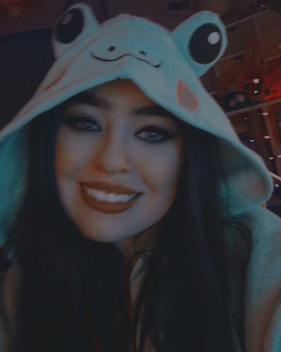 xAvrusa's tweet photo. I found the cutest hoodie yesterday 🐸💚 https://t.co/FVU6ee3Vra