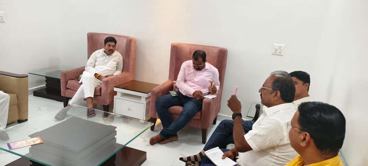 kptripathibjp's tweet photo. #रीवा 

निज निवास नेहरू नगर में सेमरिया विधानसभा क्षेत्र के स्थानीय जनप्रतिनिधियों के साथ बैठक कर भारतीय जनता पार्टी के आगामी कार्यक्रमों तथा क्षेत्रीय विकास के संदर्भ में चर्चा की।

इस दौरान बैठक में जनपद पंचायत रीवा अध्यक्ष प्रतिनिधि राजेश यादव जी, उपाध्यक्ष प्रतिनिधि बृजेन्द्र द्विवेदी जी, जनपद पंचायत सिरमौर की कृषि समिति के अध्यक्ष शांतिनारायण पाण्डेय जी, सेमरिया मण्डल अध्यक्ष अरुणेंद्र तिवारी जी, बनकुइयां मण्डल अध्यक्ष शेषमणि पाण्डेय जी, शाहपुर मण्डल अध्यक्ष उत्कर्ष पटेल जी, सेमरिया नगर परिषद अध्यक्ष प्रतिनिधि राजेंद्र विश्वकर्मा जी, उपाध्यक्ष मुरलीधर शर्मा जी रन्नू उपस्थित रहे।