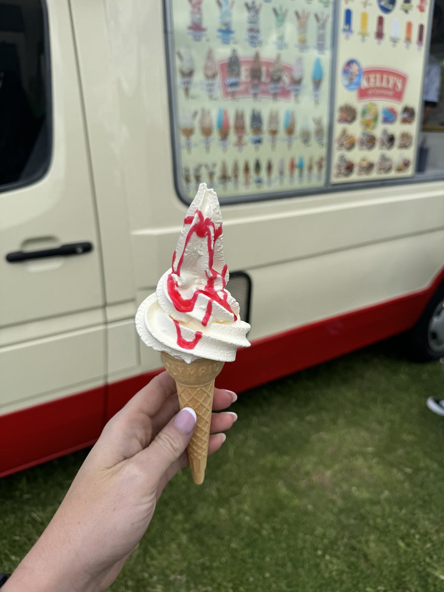 Ice creams for all staff at <a href="/chantryprimary/">Chantry Primary Academy</a> today! 🍦❤️ what a lovely treat to show appreciation 🥰