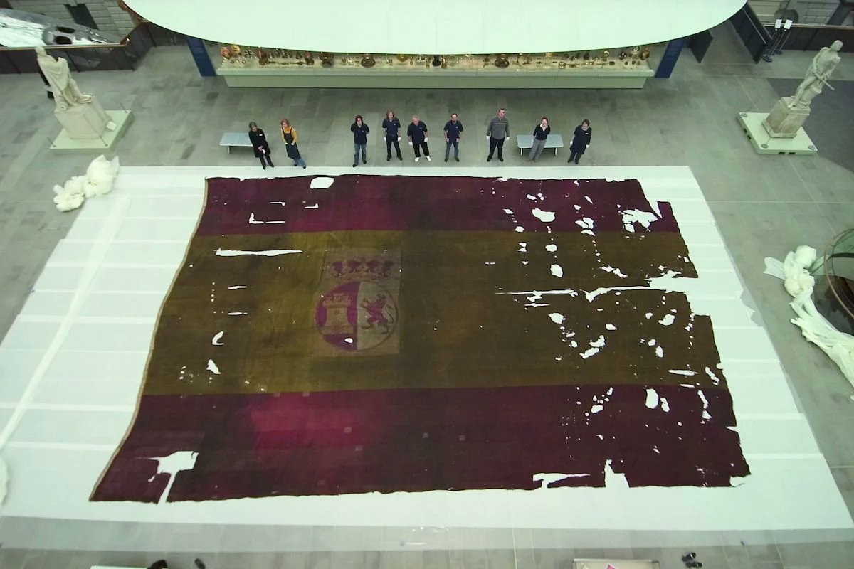 Get ready to feel small..!
This thread might trigger your megalophobia 🧵

1. The size of this flag flown on a spanish ship at the battle of Trafalgar (1805)