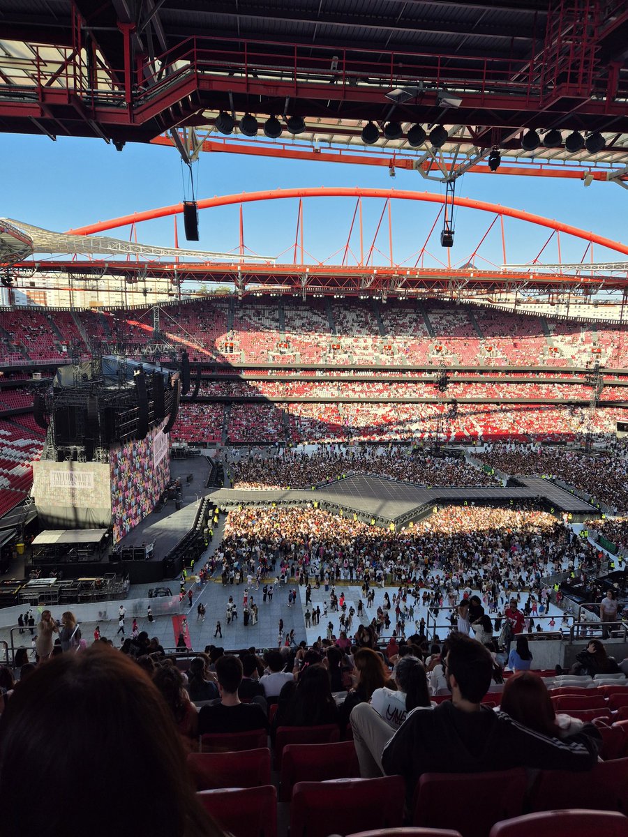 beelov3s's tweet photo. Saudades da eras tour lisboa https://t.co/I7DE6Fgcd6